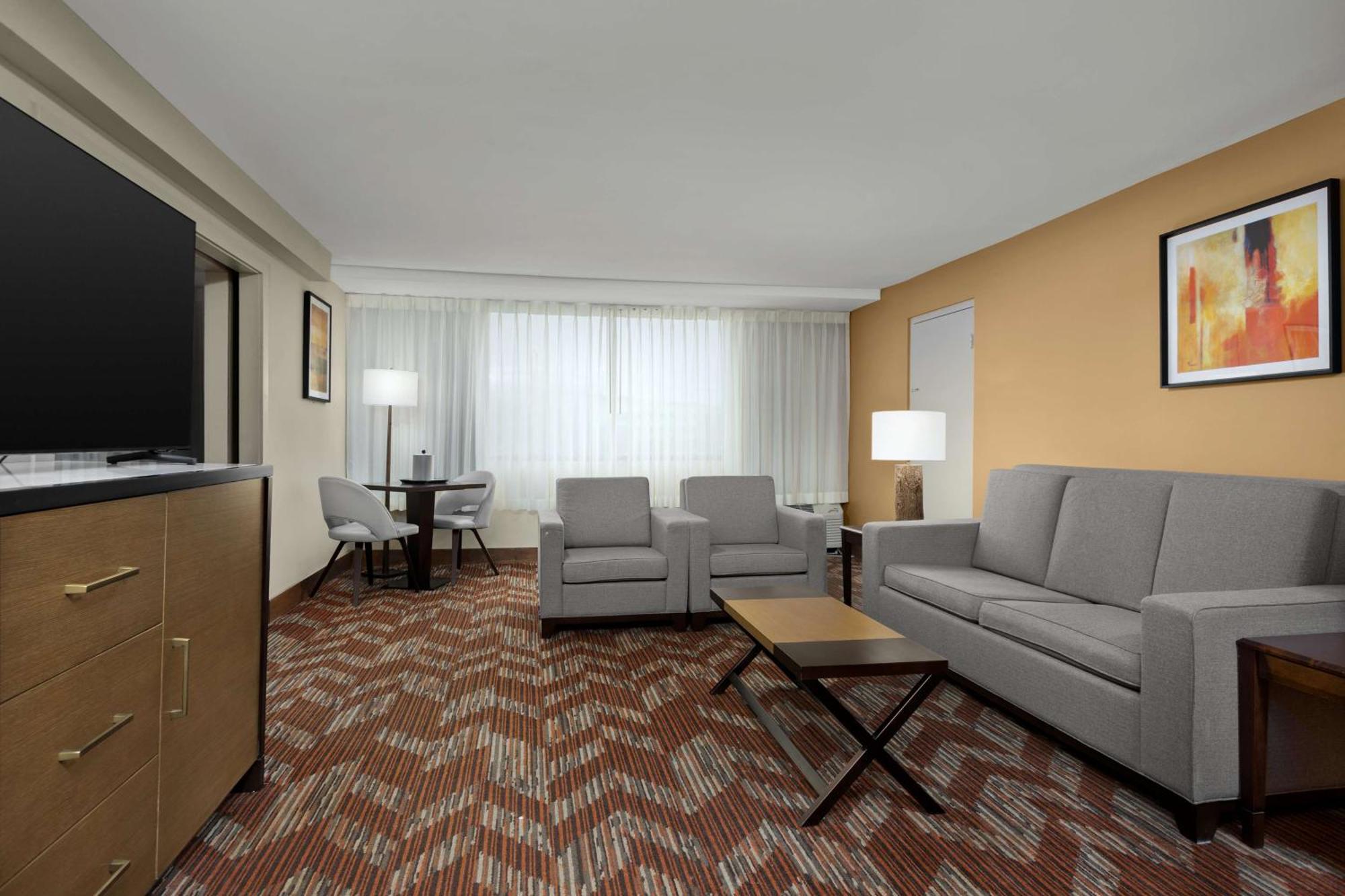 Doubletree By Hilton Airport